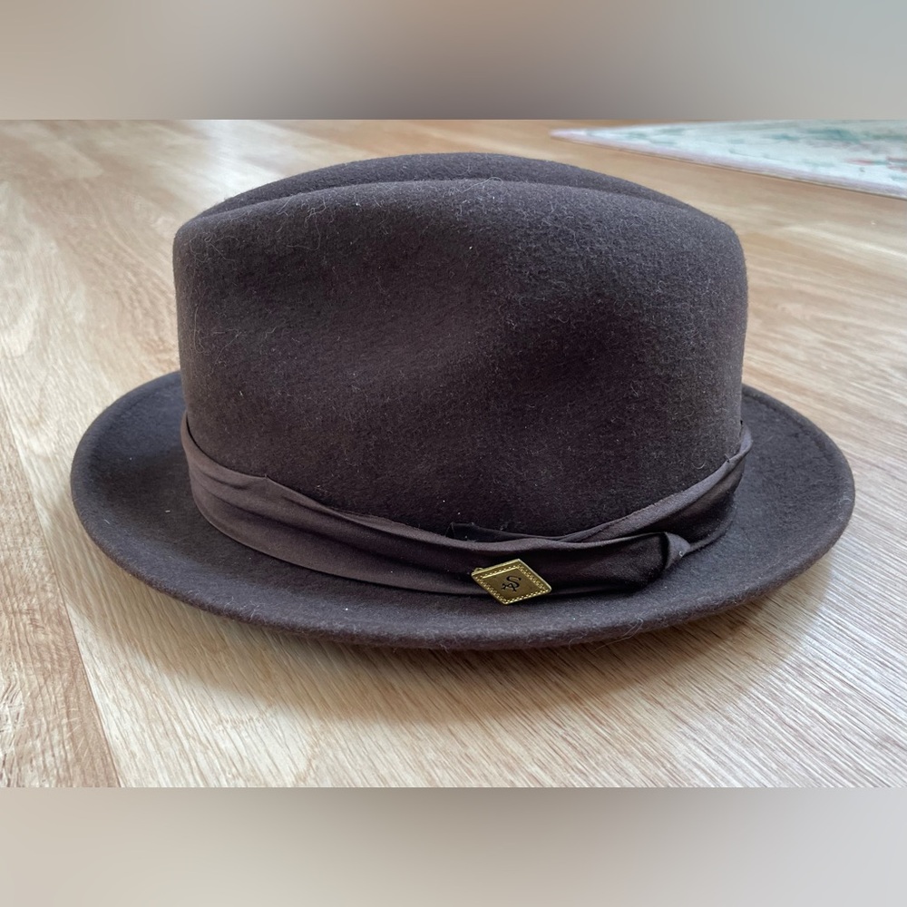 Vtg Stacy Adams brown wool felt pinch front hat size medium silky band gold pin